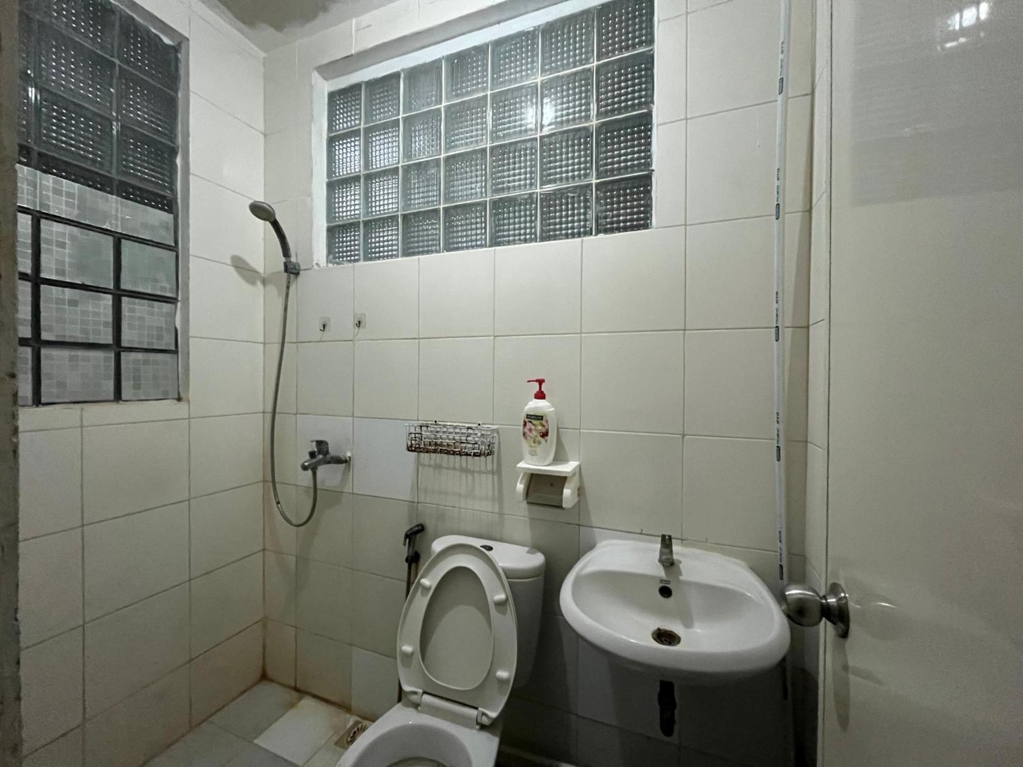 Spot On 94142 Al Fatih Residence Syariah 2 Jakarta Exterior photo